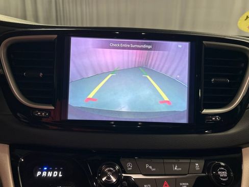 Used 2023 Chrysler Pacifica Touring-L FWD image 18