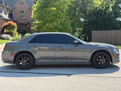 Used 2019 Chrysler 300 Touring w/ Sport Appearance Package RWD image 7