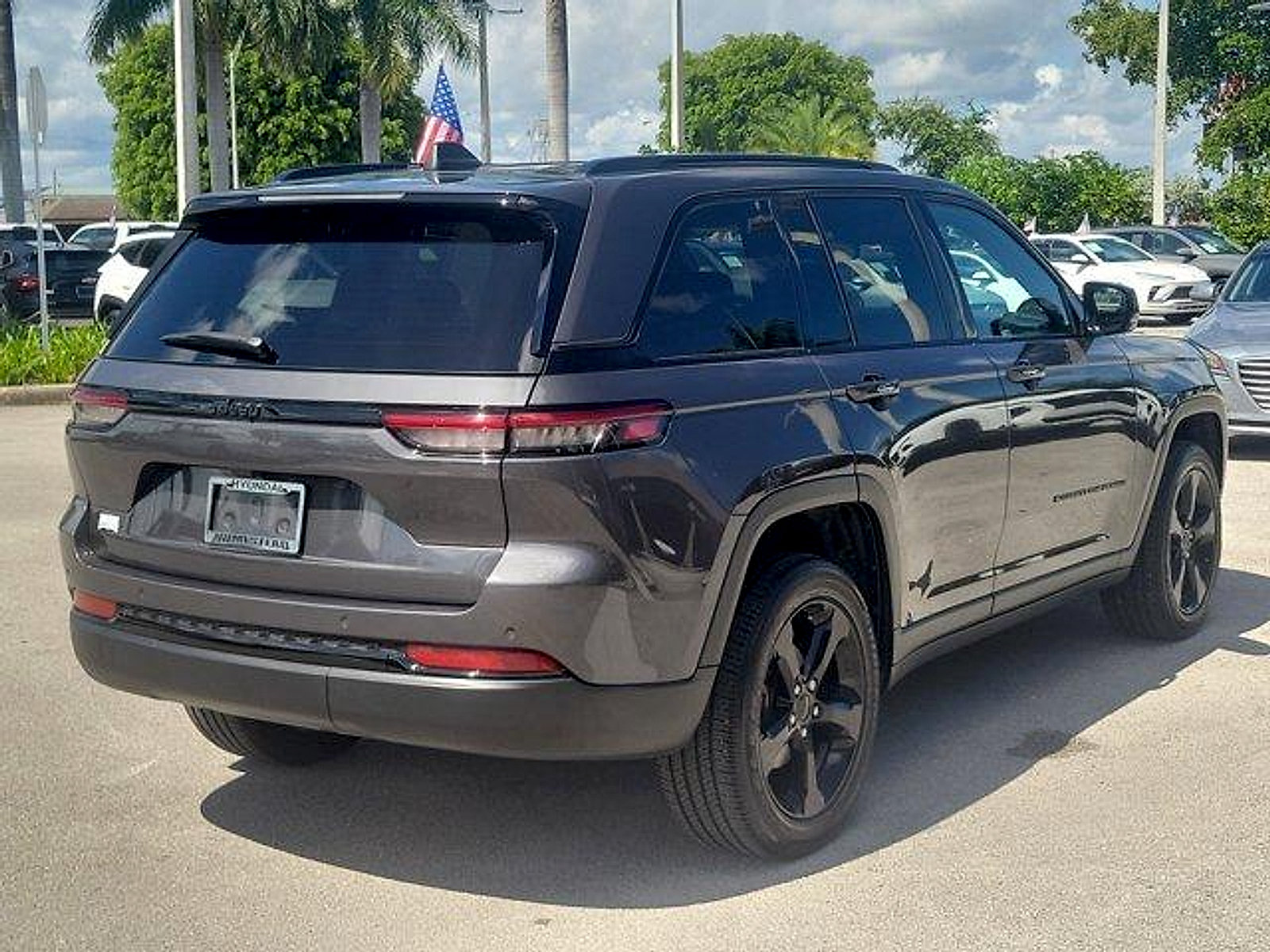 Used 2023 Jeep Grand Cherokee Altitude RWD image 5