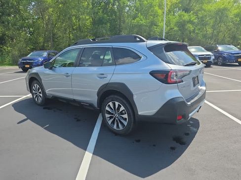 Used 2025 Subaru Outback Limited AWD/4WD image 4