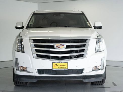 Used 2020 Cadillac Escalade ESV Premium Luxury image 2