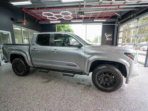 Used 2025 Toyota Tacoma SR5 AWD/4WD image 5