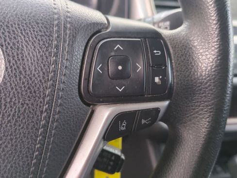 Used 2019 Toyota Highlander LE AWD/4WD image 25