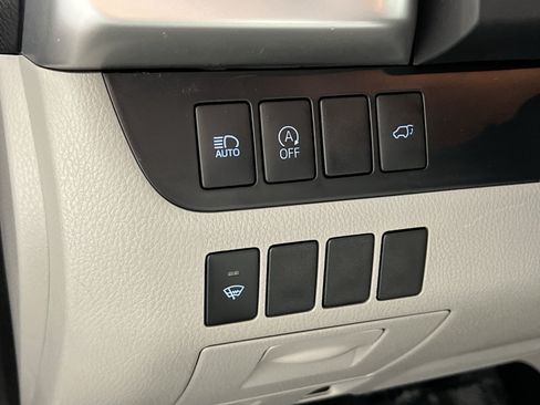 Used 2019 Toyota Highlander Plus AWD/4WD image 32