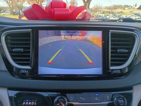 Used 2023 Chrysler Pacifica Touring-L image 20