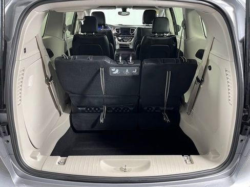 Used 2019 Chrysler Pacifica Touring-L image 39