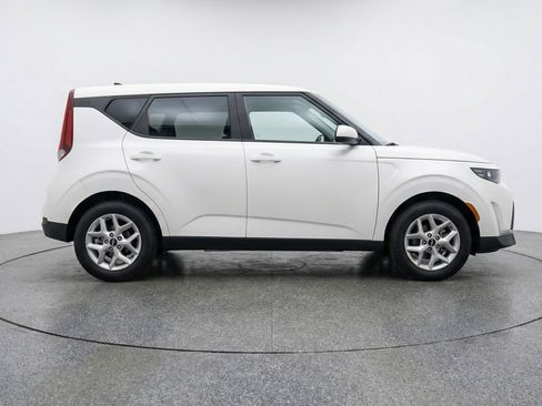 Used 2025 Kia Soul LX w/ LX Technology Package image 11