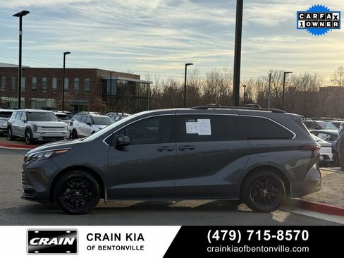 Used 2025 Toyota Sienna LE image 4