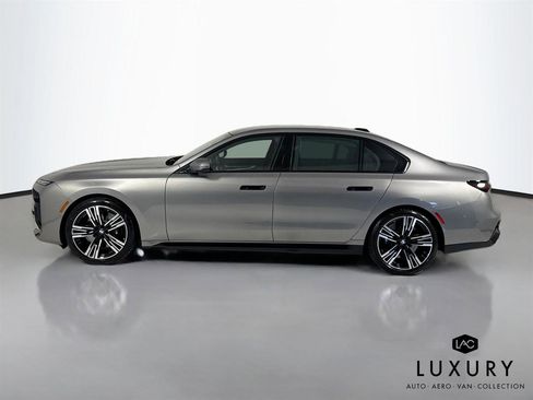 Used 2023 BMW 760i xDrive image 9