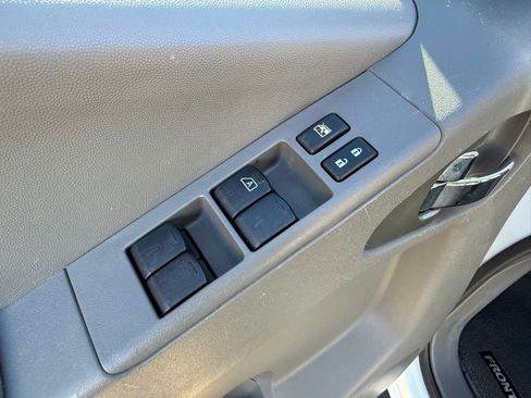 Used 2016 Nissan Frontier SV image 19