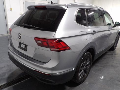 Used 2022 Volkswagen Tiguan SE w/ Panoramic Sunroof Package FWD image 5