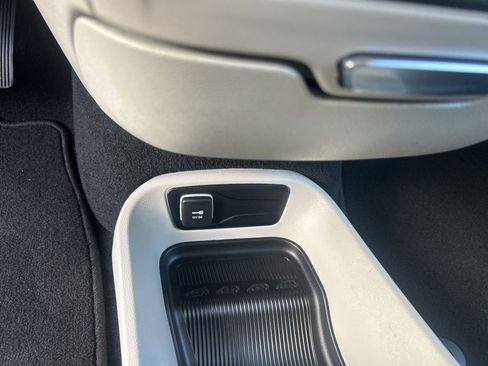 Used 2024 Chrysler Pacifica Touring-L image 28