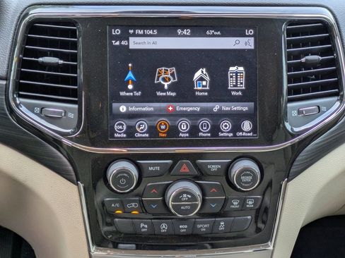 Used 2022 Jeep Grand Cherokee Laredo E image 17