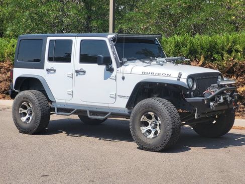 Used 2017 Jeep Wrangler Unlimited Rubicon w/ Connectivity Group AWD/4WD image 3