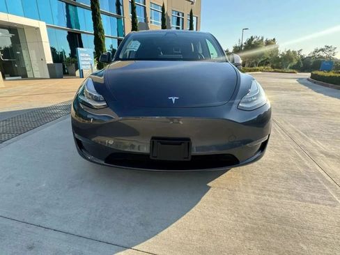 Used 2024 Tesla Model Y Long Range AWD/4WD image 2