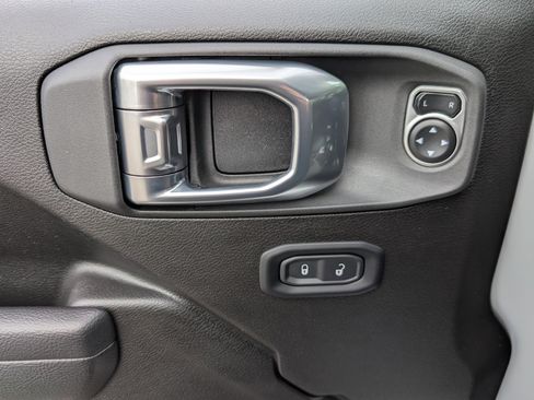 Used 2024 Jeep Wrangler Rubicon image 14