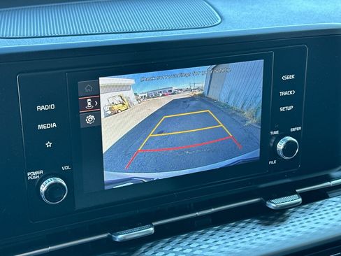 Used 2023 Kia Carnival LX FWD image 21
