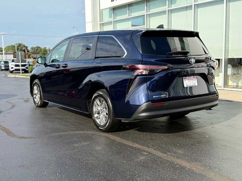 Certified 2026 Toyota Sienna LE AWD/4WD image 6