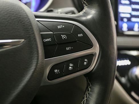 Used 2021 Chrysler Pacifica Touring-L image 37