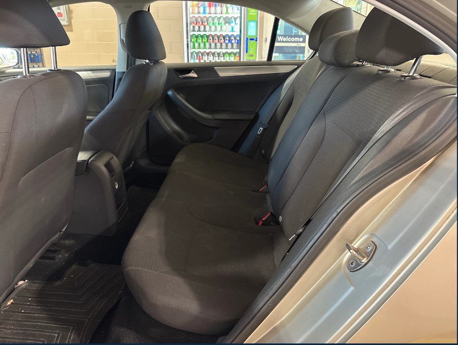 Used 2016 Volkswagen Jetta SE FWD image 4