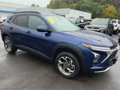 Used 2024 Chevrolet Trax LT w/ Driver Confidence Package image 2