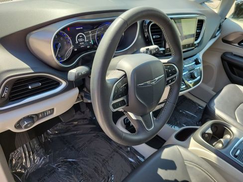 Used 2024 Chrysler Pacifica Touring-L image 21