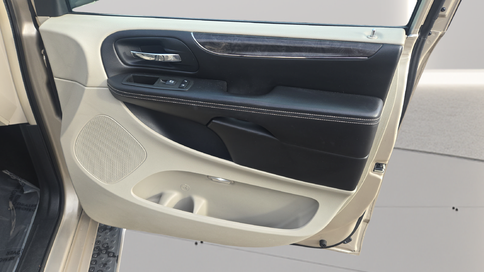 Used 2012 Chrysler Town & Country Touring-L w/ Entertainment Group #2 FWD image 21
