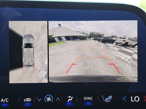 Used 2024 Chevrolet Traverse LT w/ Enhanced Driving Package FWD image 27