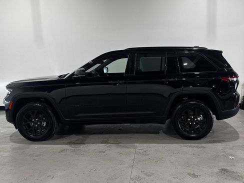 Used 2025 Jeep Grand Cherokee Altitude AWD/4WD image 13