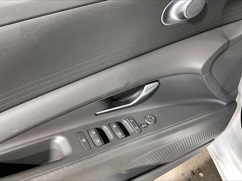 Used 2022 Hyundai Elantra SE image 36