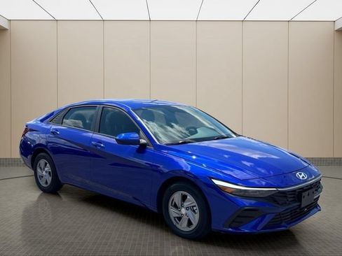 Used 2025 Hyundai Elantra SE FWD image 2