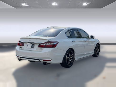 Used 2017 Honda Accord Touring image 9