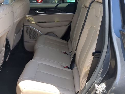 Used 2022 Jeep Grand Cherokee Limited AWD/4WD image 19