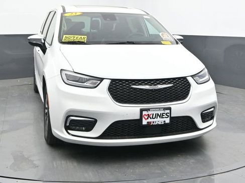 Used 2023 Chrysler Pacifica Limited FWD image 4