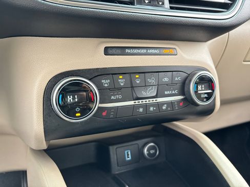 Used 2020 Ford Escape Titanium image 31