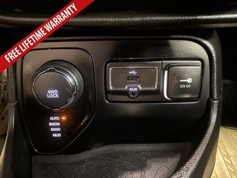 Used 2016 Jeep Renegade Latitude AWD/4WD image 34