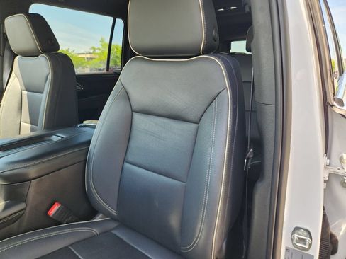 Used 2023 GMC Yukon XL SLT AWD/4WD image 12