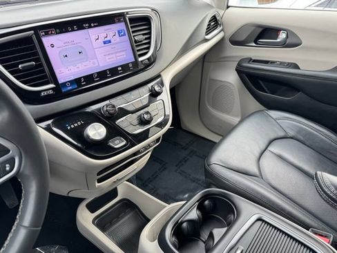 Used 2022 Chrysler Pacifica Touring-L FWD image 17