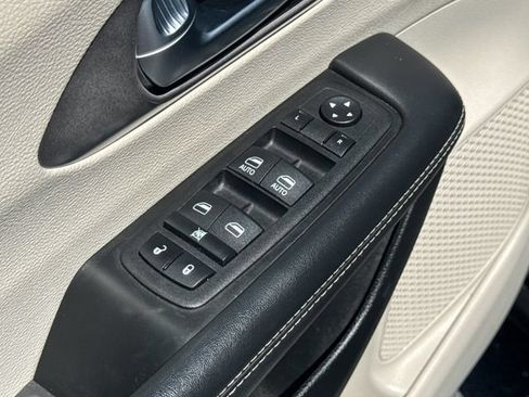 Used 2023 Chrysler Pacifica Touring-L FWD image 15