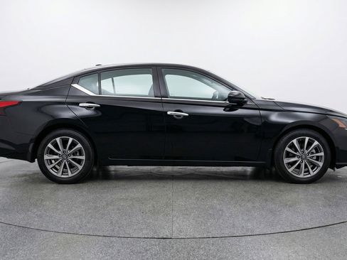 Used 2025 Nissan Altima 2.5 SV image 11