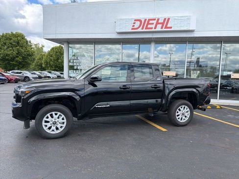 Used 2025 Toyota Tacoma SR5 AWD/4WD image 2