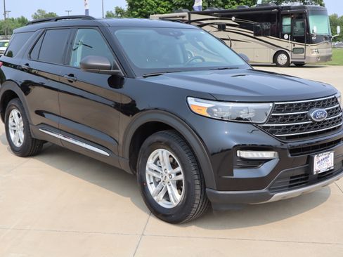 Used 2023 Ford Explorer XLT w/ Equipment Group 202A image 4