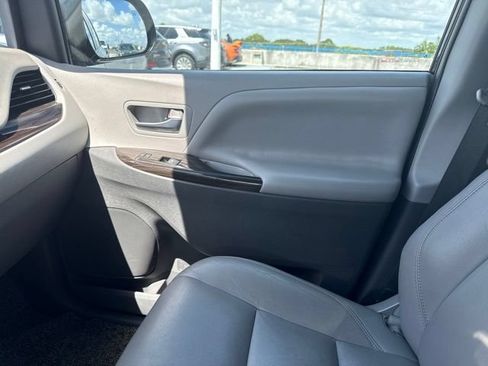 Used 2020 Toyota Sienna XLE w/ Carpet Mat Package FWD image 13