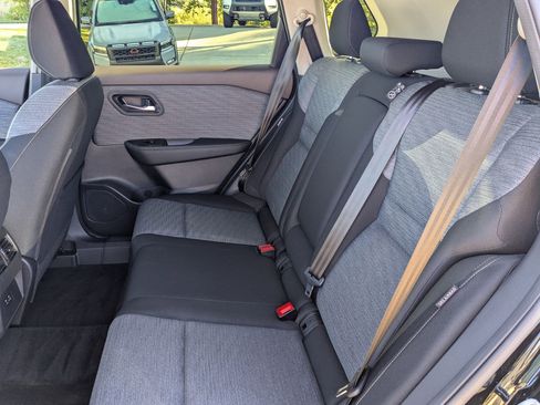 Used 2023 Nissan Rogue SV image 31