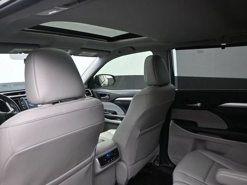 Used 2019 Toyota Highlander XLE FWD image 19
