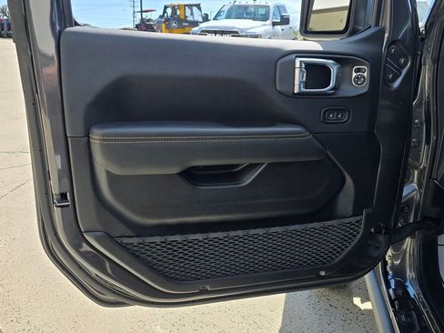 Used 2025 Jeep Wrangler Unlimited Sahara image 32