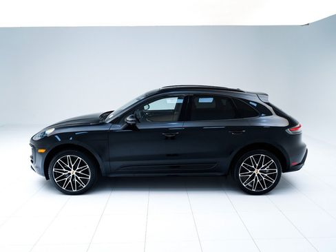 Certified 2026 Porsche Macan AWD/4WD image 2