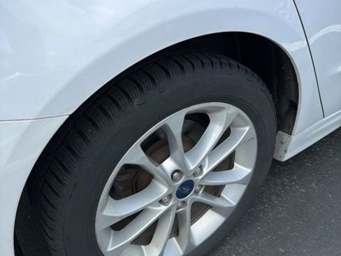 Used 2019 Ford Fusion SE FWD image 12
