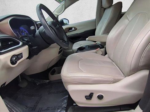 Used 2017 Chrysler Pacifica Touring-L Plus image 16