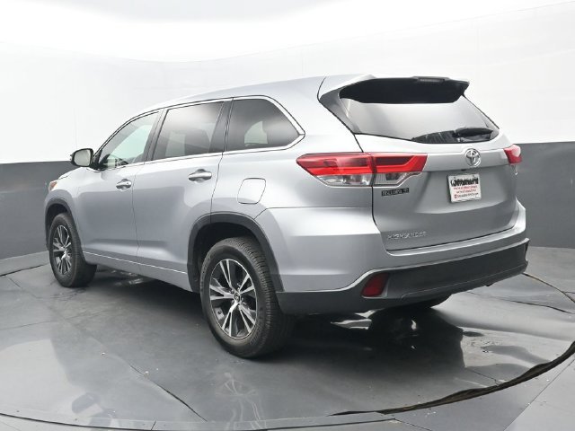 Used 2017 Toyota Highlander LE FWD image 3